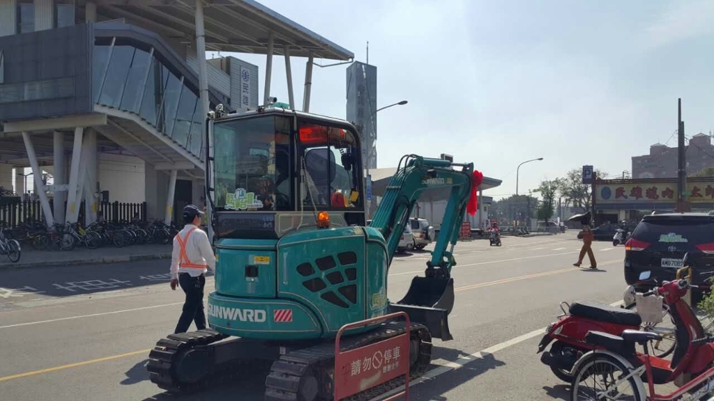 嘉義市长大赞必发集团智能挖掘机环台义举