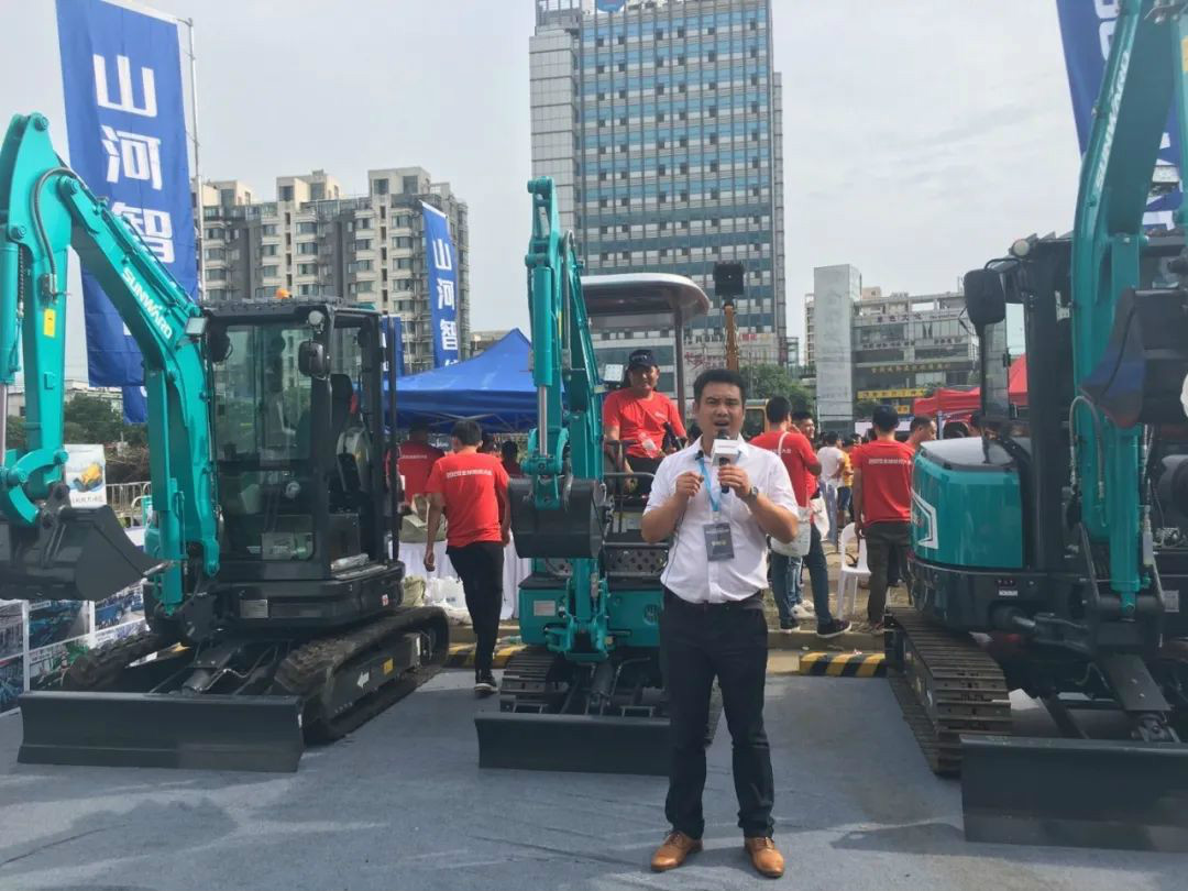 2020全球微挖大会 必发集团智能精品微挖赢得满堂彩