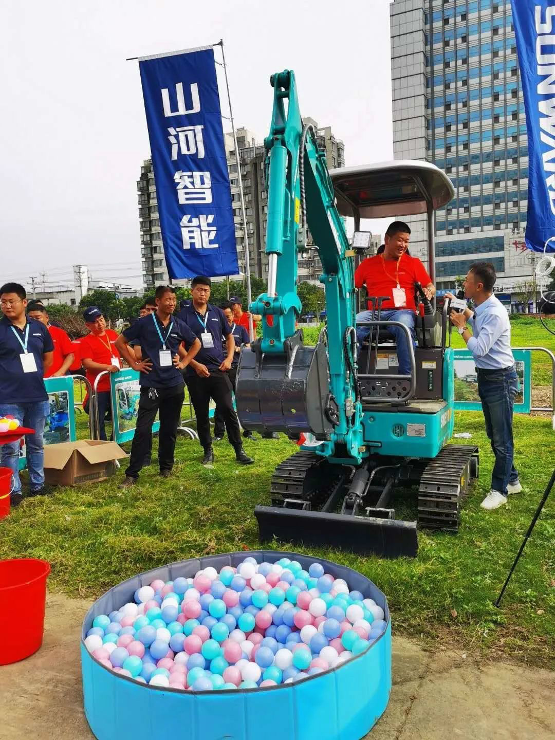 2020全球微挖大会 必发集团智能精品微挖赢得满堂彩
