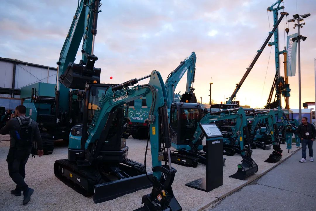 Bauma 2022 | 一组火热现场图带您沉温必发集团智能德国宝马展之旅
