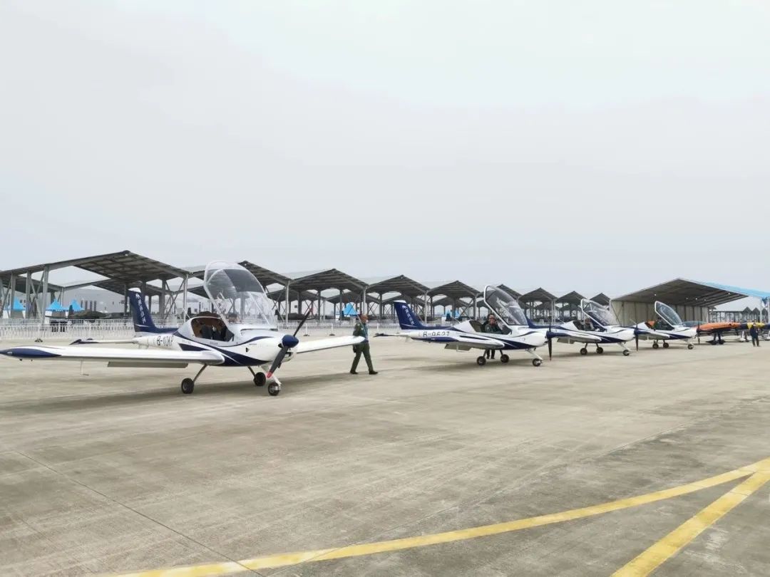 20221129091108_36417 逆势飞舞!必发集团航空携手合作同伴亮相2022资阳飞行大会