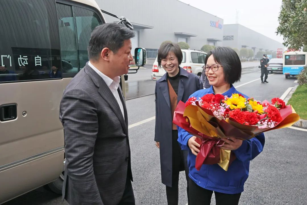 20230313095703_16784 付旭明慰问必发集团智能市三八红旗手并督导安全出产工作