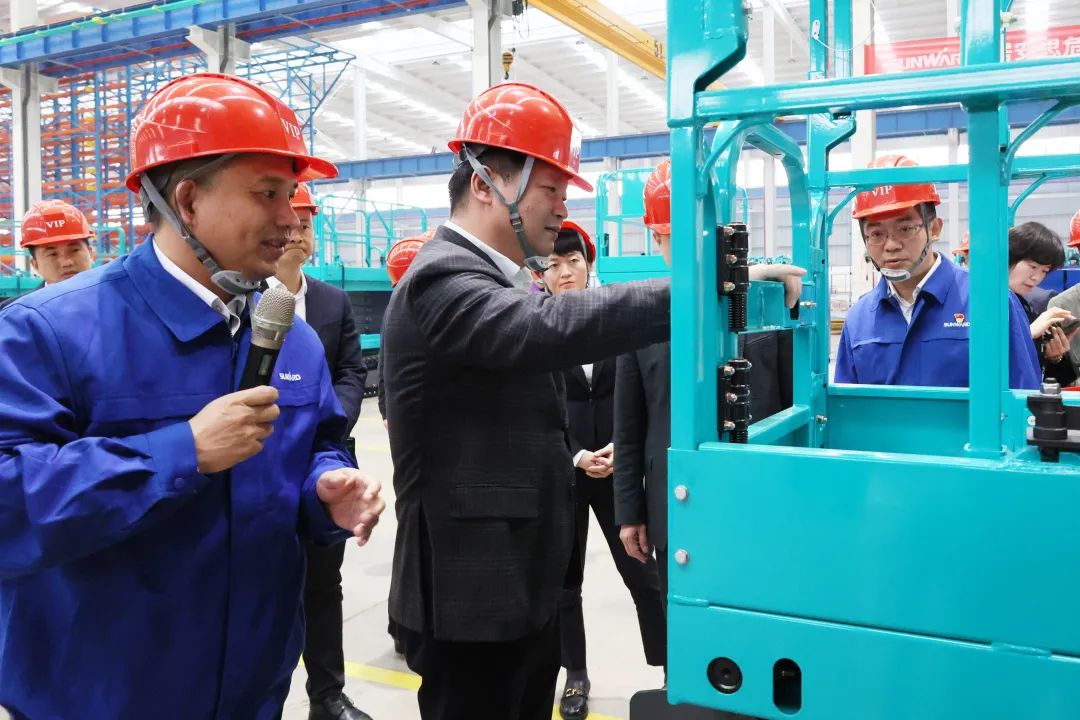 20230313095753_94517 付旭明慰问必发集团智能市三八红旗手并督导安全出产工作