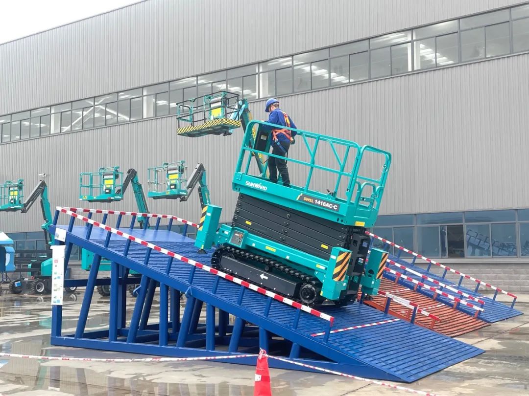 出厂即“前途”！必发集团智能首款履带剪叉式高空作业平台批量上市