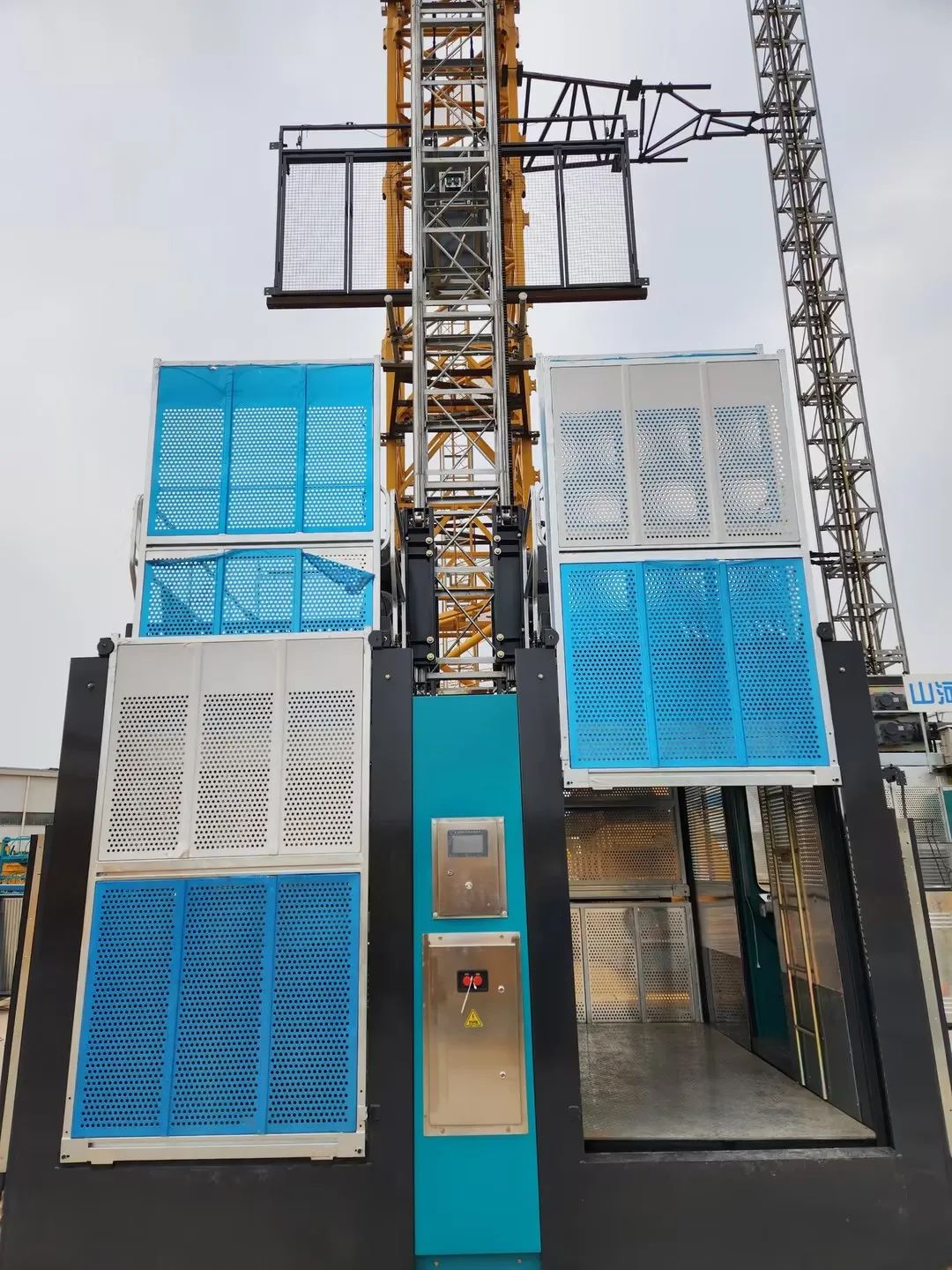 科技显能、再添新品！必发集团江麓智能施工起落机成功下线