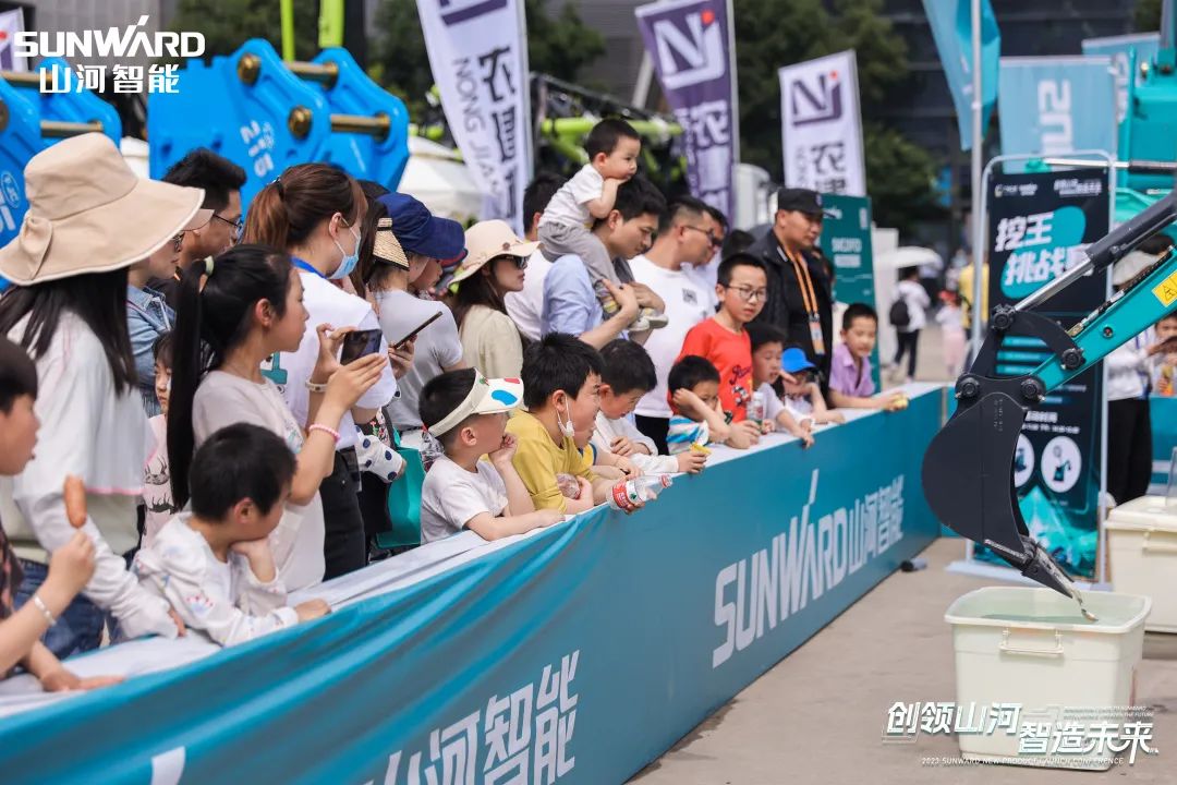 20230517084206_55854 精品出击、互动不休!必发集团智能F系列挖掘机闪灼长沙展