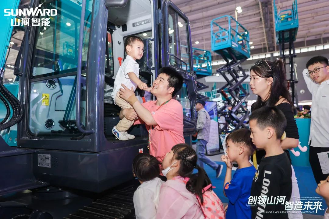 20230517084227_25286 精品出击、互动不休!必发集团智能F系列挖掘机闪灼长沙展