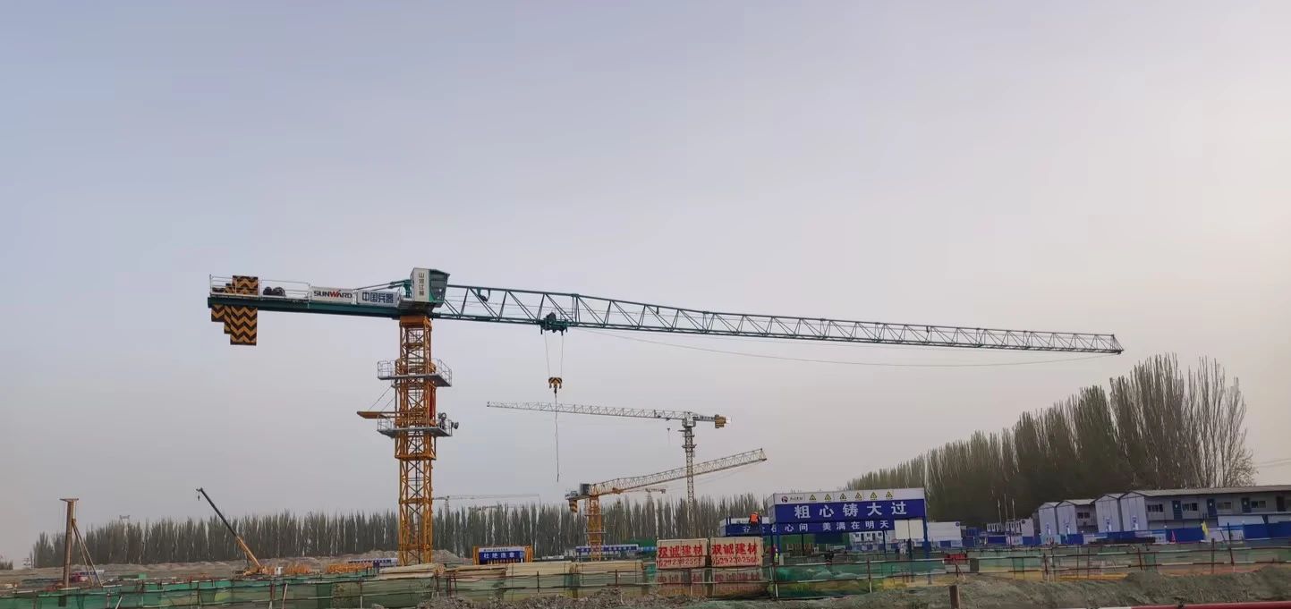 天山脚下的画师！必发集团江麓群塔援疆建设新景致