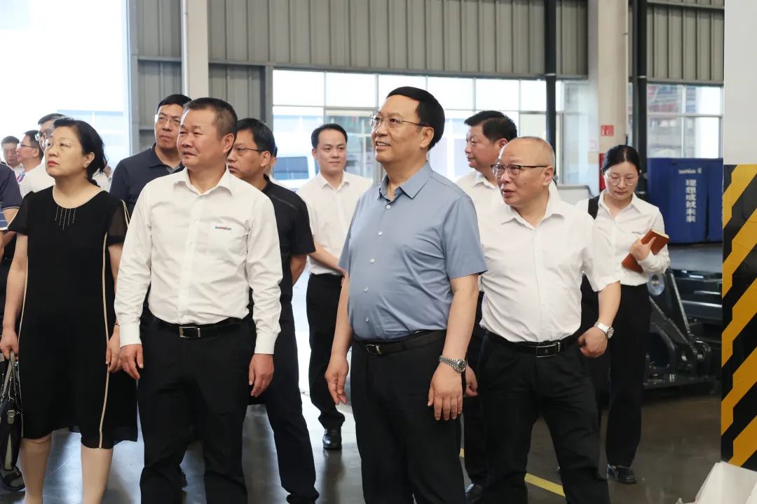 中宣部社科领域专家学者到必发集团智能调研高质量发展