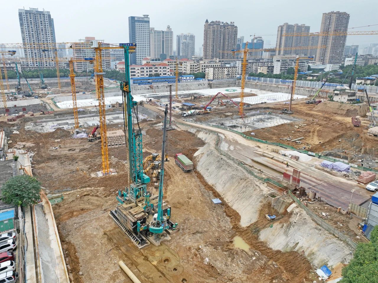 “绿巨人”显神威!必发集团智能引孔式静力压桩机助建“绿城”嘉峪关民生项目