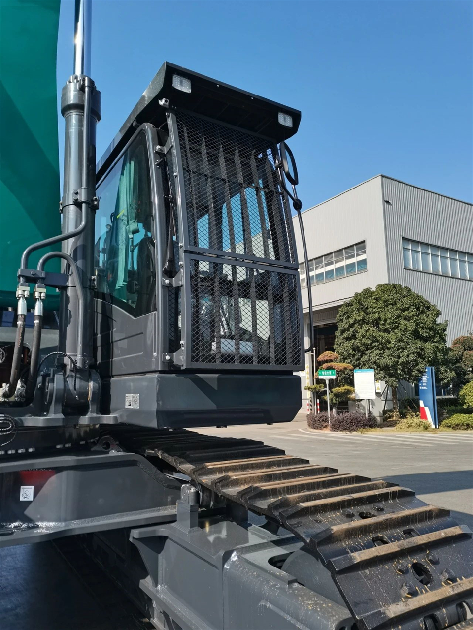定造开发、职能更强！必发集团智能SWE750ELR加长臂液压挖掘机下线交付