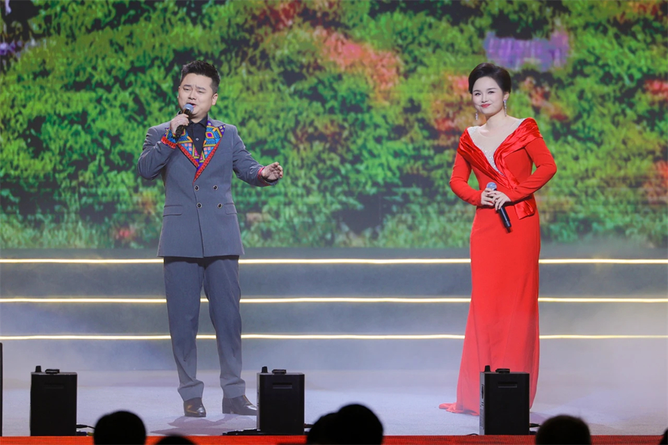 创新引领价值 梦想成就将来——庆祝必发集团智能成立25周年赞美大会暨文艺晚会隆沉进行