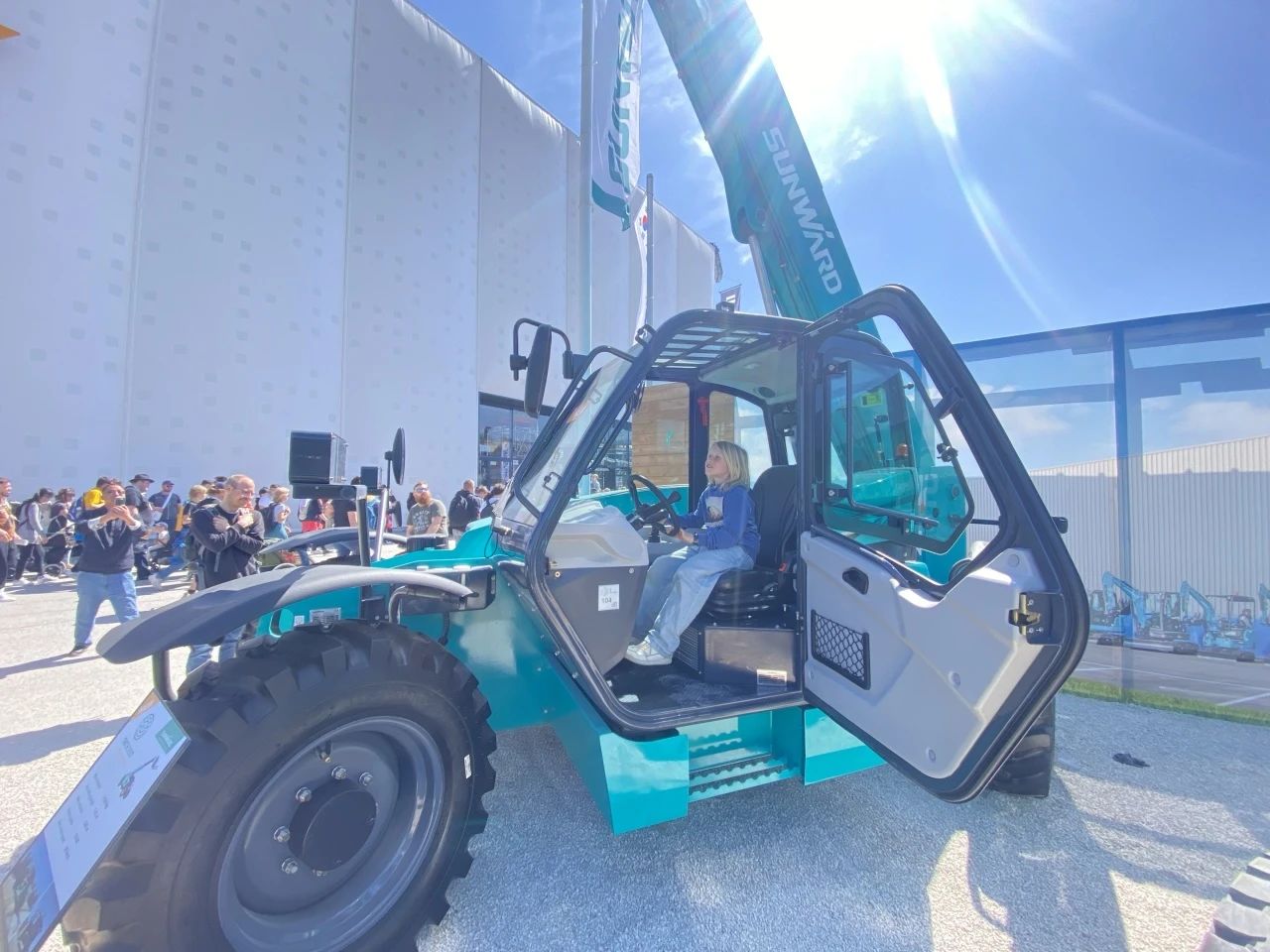 必发集团智能高空机械闪灼Bauma 2025! 新能源技术与创新产品获全球瞩目
