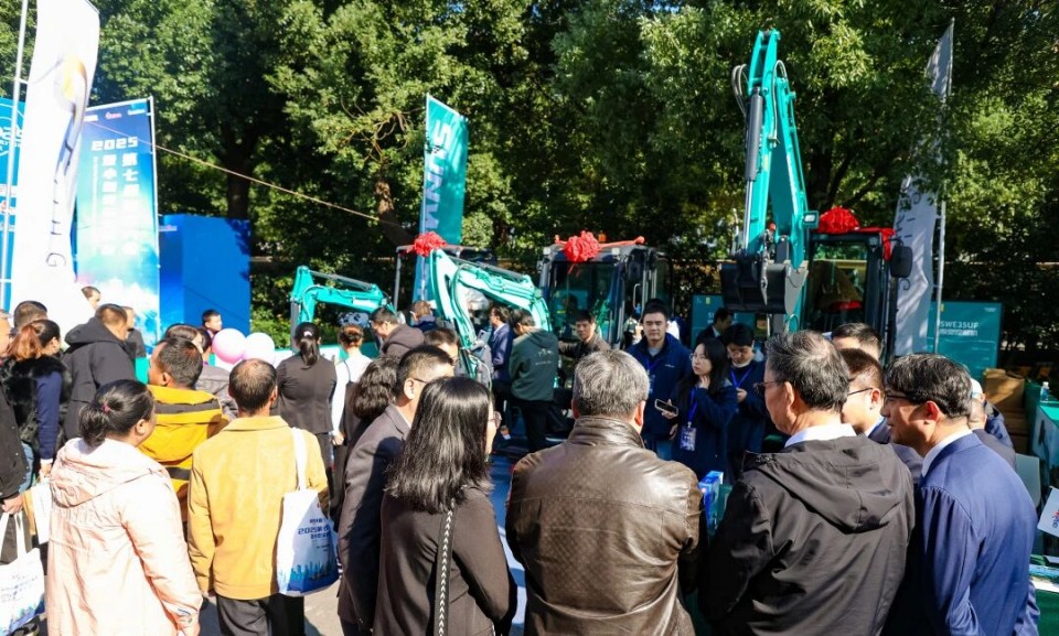 必发集团智能微挖“天团”闪灼武汉，引领绿色施工潮水