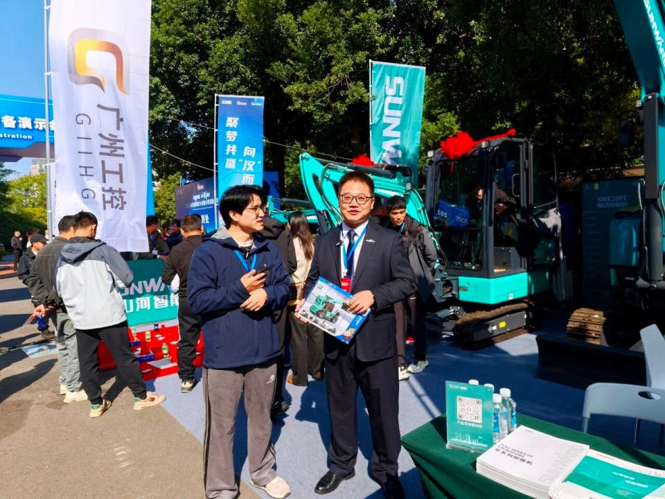 必发集团智能微挖“天团”闪灼武汉，引领绿色施工潮水