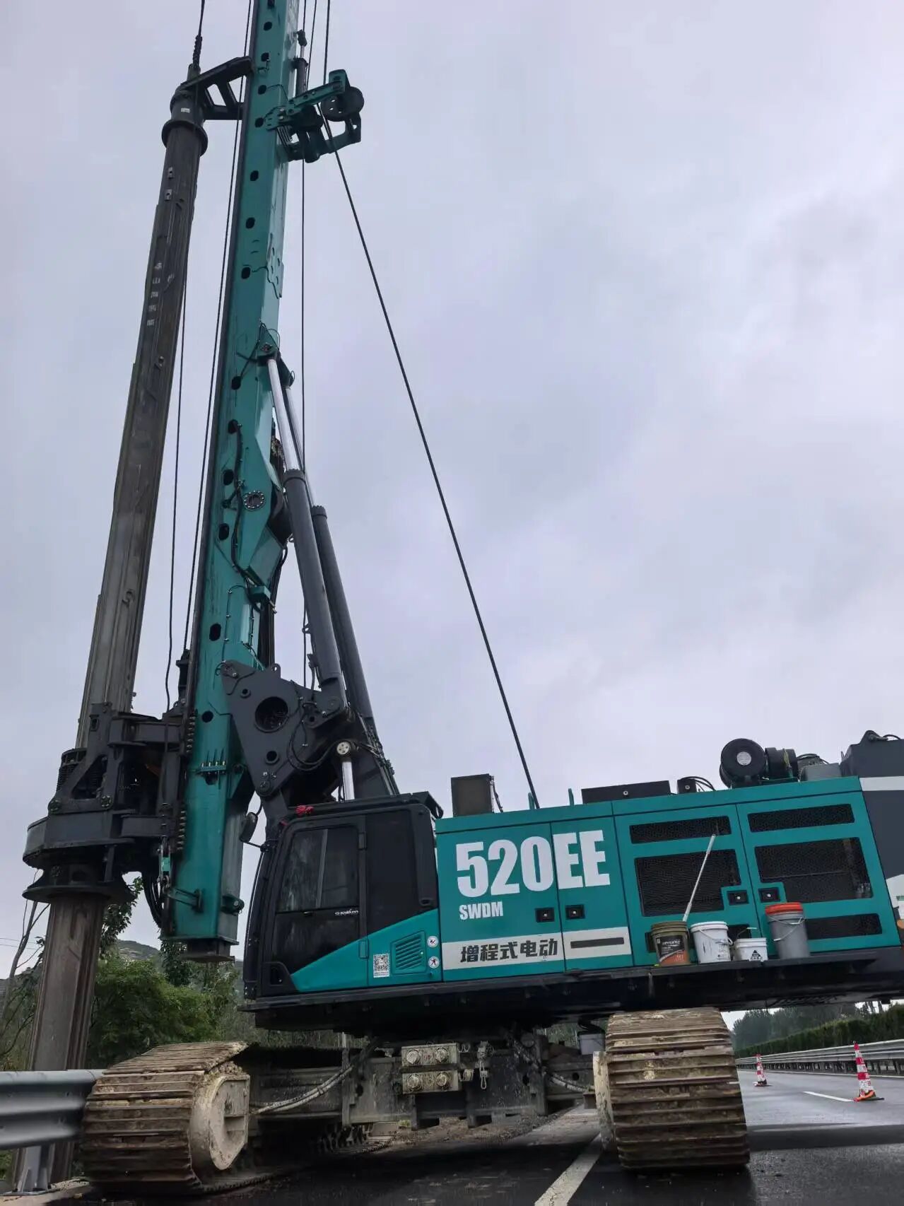 必发集团智能增程式电动旋挖钻机助力山东高快建设，绿色施工功效显著