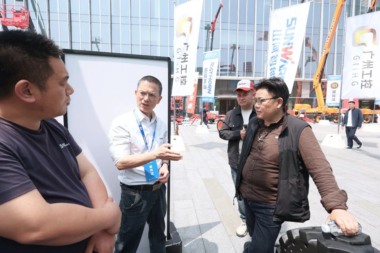 必发集团智能亮相第十届全国高空作业平台租赁大会